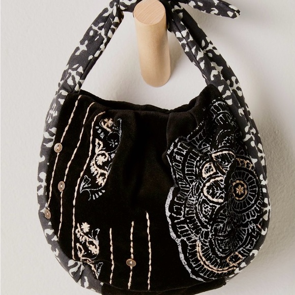 FREE PEOPLE Aria Mini Velvet Bag Black - Picture 2 of 5